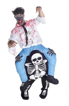 Disfraz a hombros de zombie sobre esqueleto